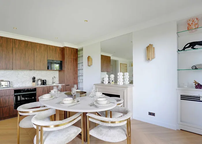 Luxurious - 2br- 6p Eiffel Tower View Апартаменты Париж